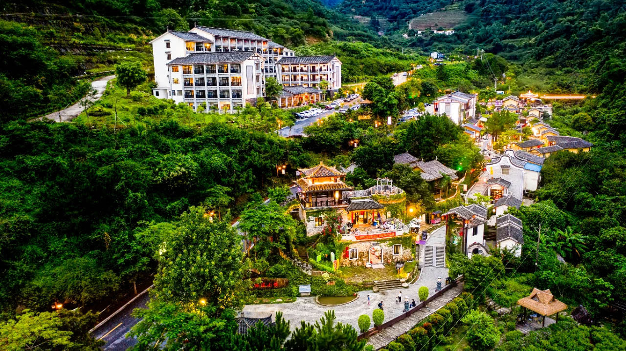 梅溪古镇 图源:天露山旅游度假区公众号