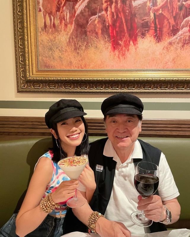 秦沛拍完戏回家受女儿姜丽文热烈欢迎,父女俩开心吃大餐庆祝
