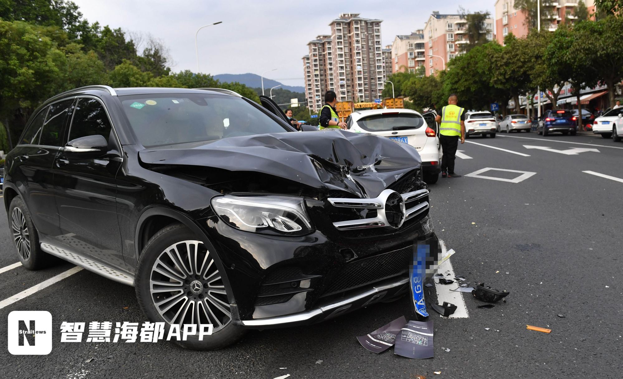 事发福州街头!黑色奔驰撞上白色小车,现场一片狼藉