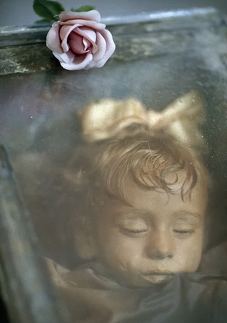 1920年2岁女孩夭折,被做成了木乃伊,睡相甜美,眼睛会"开合"