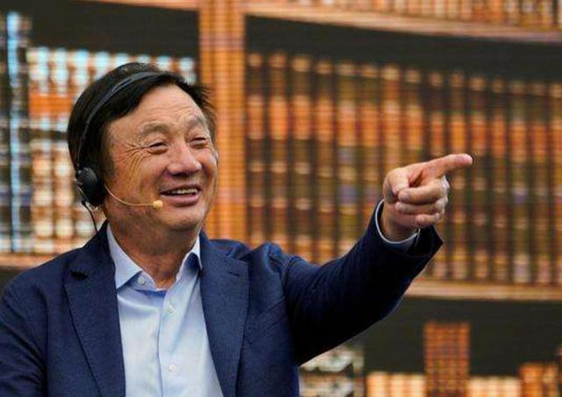 华为总部,早高峰时电梯超载了,一个小个子的员工仰着头说:"老先生,你