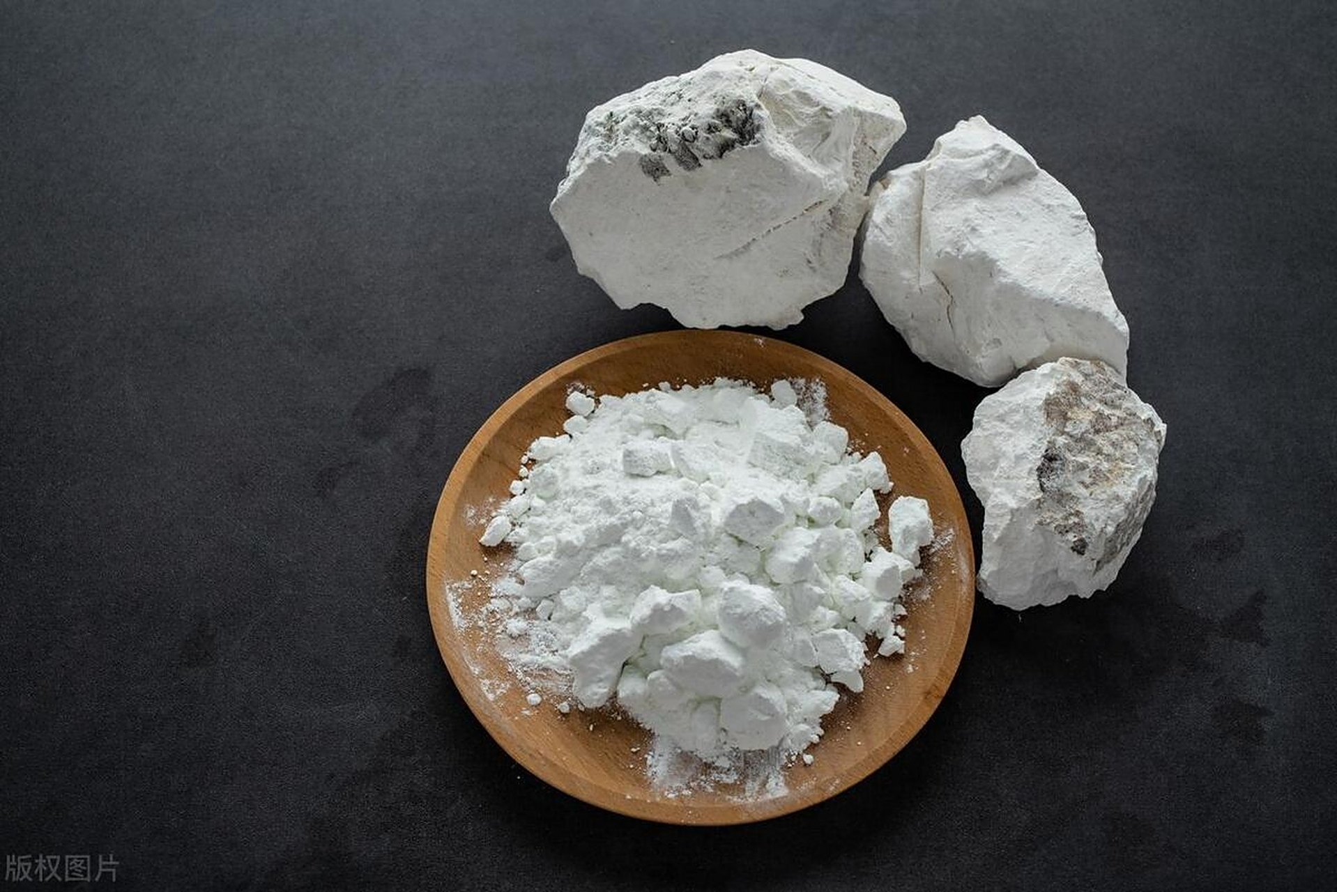 通常情况下,我们会使用20%的石灰乳溶液来进行消毒.