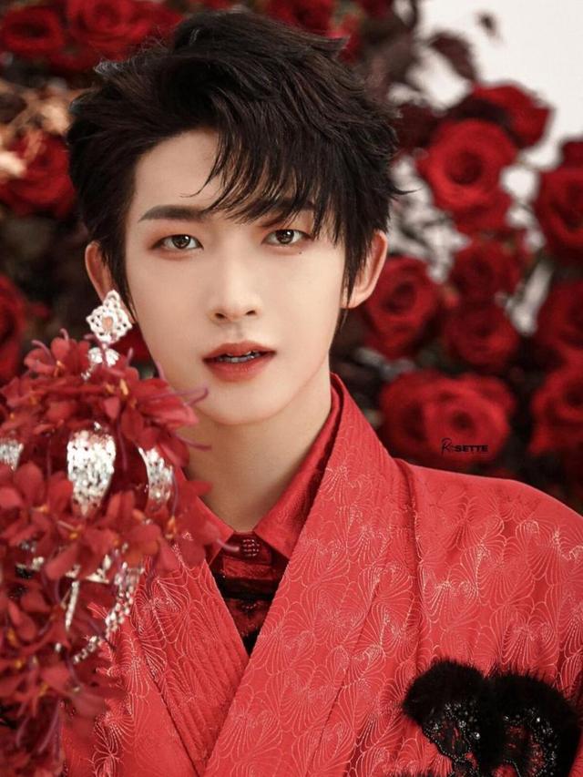 刘宇不愧是"国风美少年",这么臃肿的改良汉服,他穿上就很好看