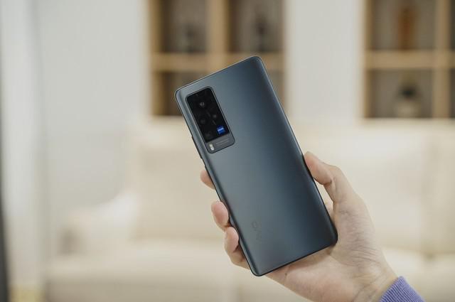 vivo x70系列已在路上部分配置曝光 立体声双扬声器 蔡司镜头