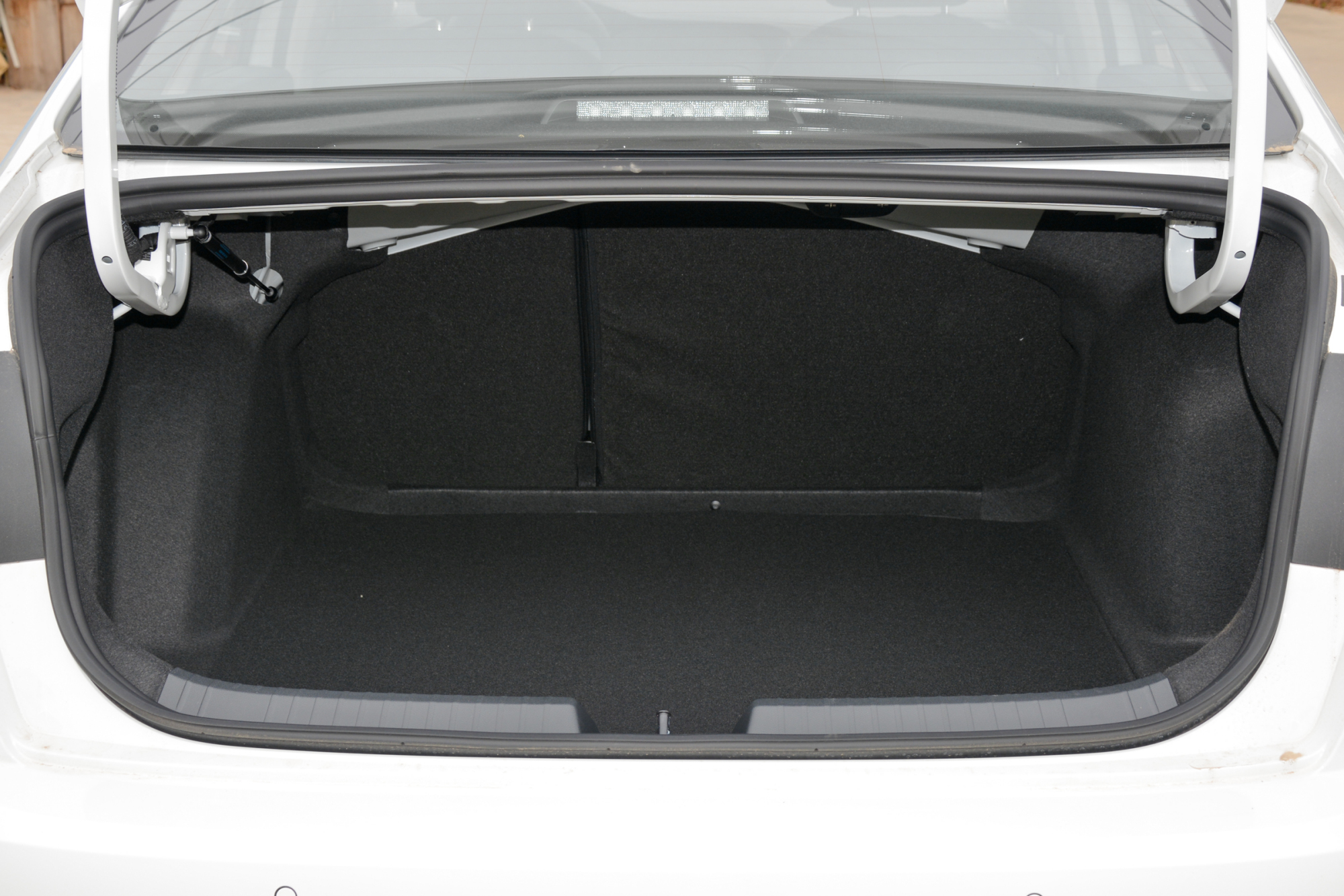 后备箱可以说是非常大,两三个行李箱不成问题,如果您家有宝宝孩子,放