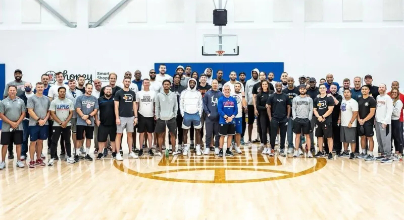 本赛季结束后快船队全体合影(下赛季何去何从)