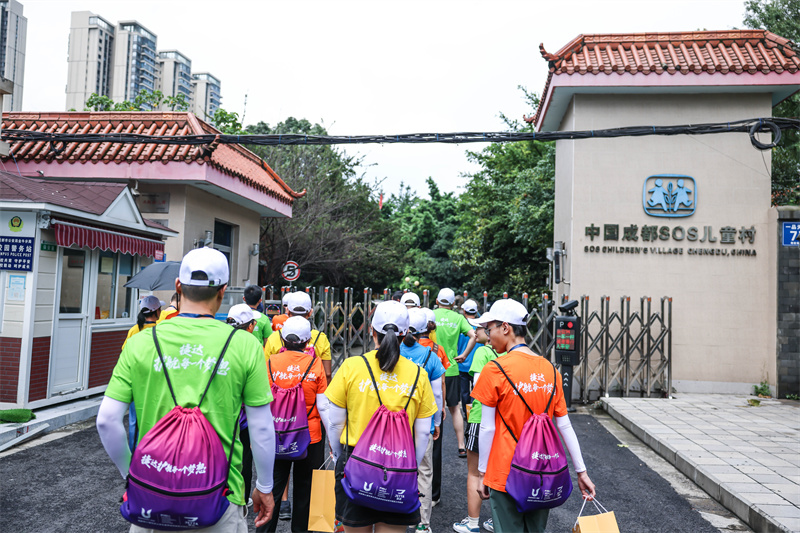 捷达四川车友会组织中国成都sos儿童村公益观赛活动