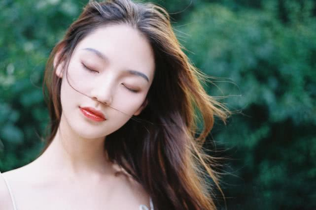 要看一个女人是不是假精致,看看这3点就够了,想装都装不了