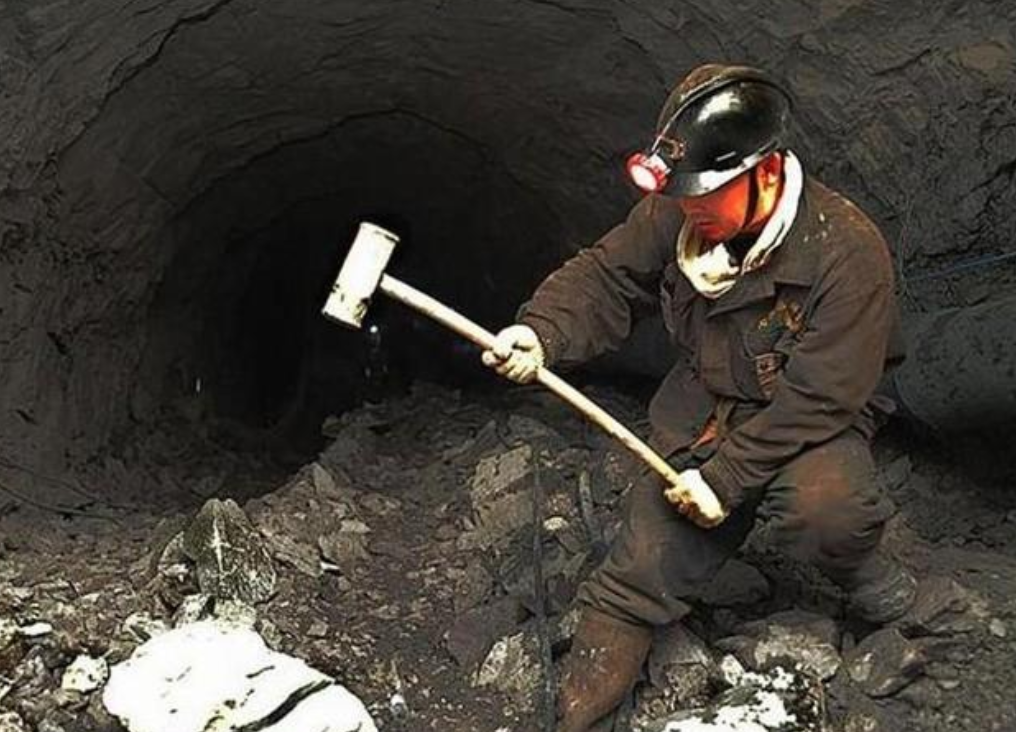 2003年,陕西一男子刨出6吨重夜明珠,估值22亿,今却变"路灯"