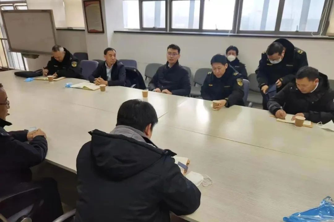 朝阳区应急管理局副局长王鹏一行到酒仙桥街道开展安全生产调研检查