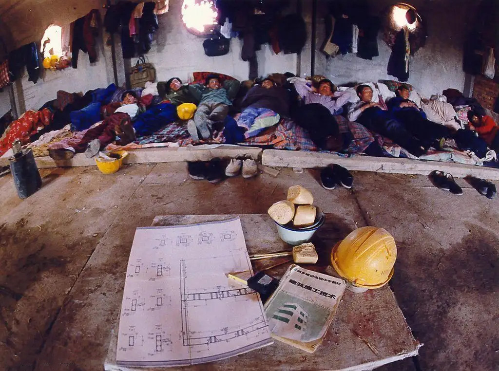 "夫妻档"的农民工,几个人住一个工棚,不尴尬吗?为啥不租房?