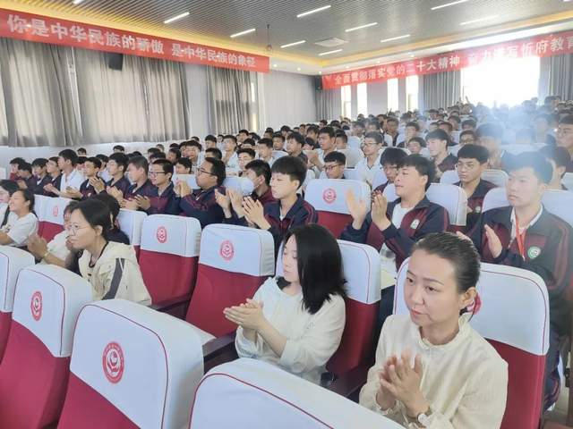 最美劳模张万红进忻州市第一职业中学校园宣讲