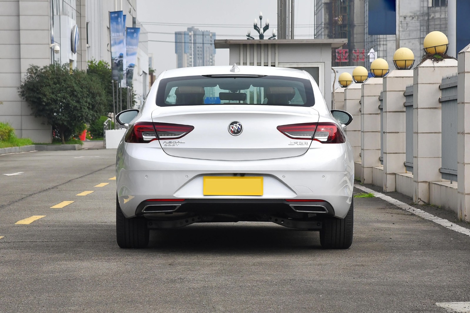 别克君威,车长超4米9全系9at,搭配安吉星更安全