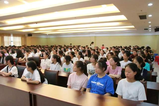 无锡市滨湖中学2023届初三毕业典礼隆重举行