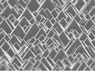 美能光伏科普|硅片清洗制绒的目的——形成陷光绒面金字塔结构