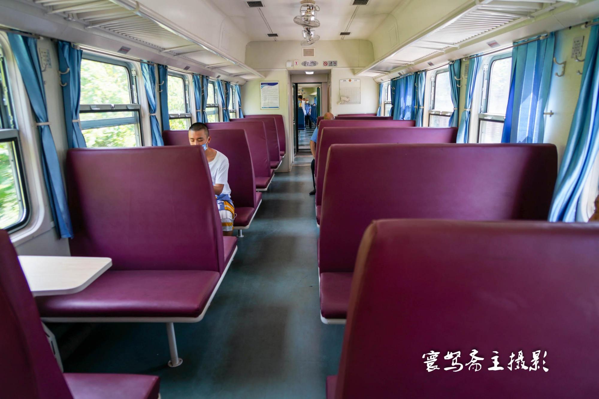 40度的高温天坐着绿皮火车去铜罐驿列车上没人铜罐古镇更没人