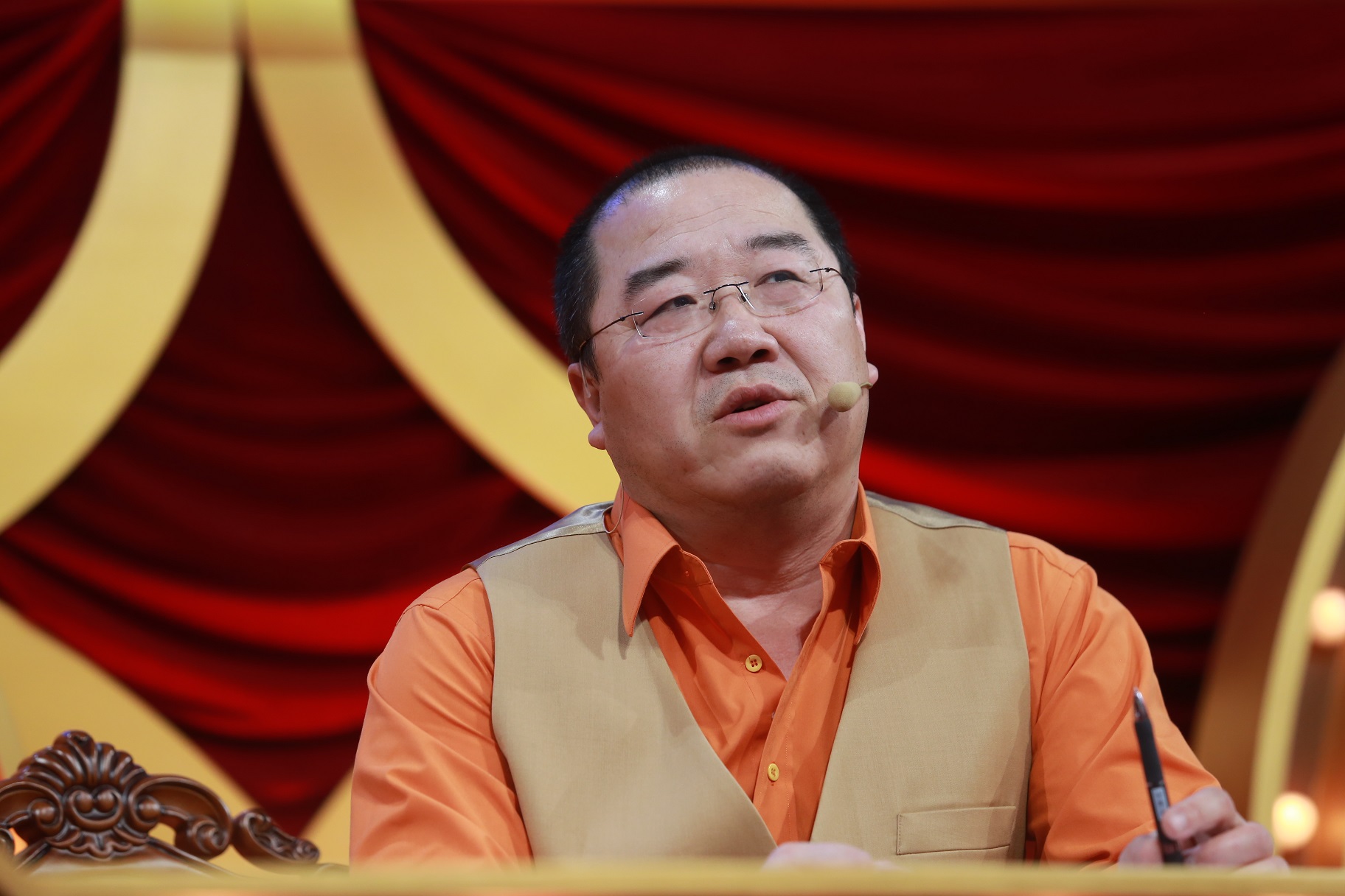 英若诚去世,孙子巴图想去葬礼,却被英达拒绝:不知道他姓不姓英