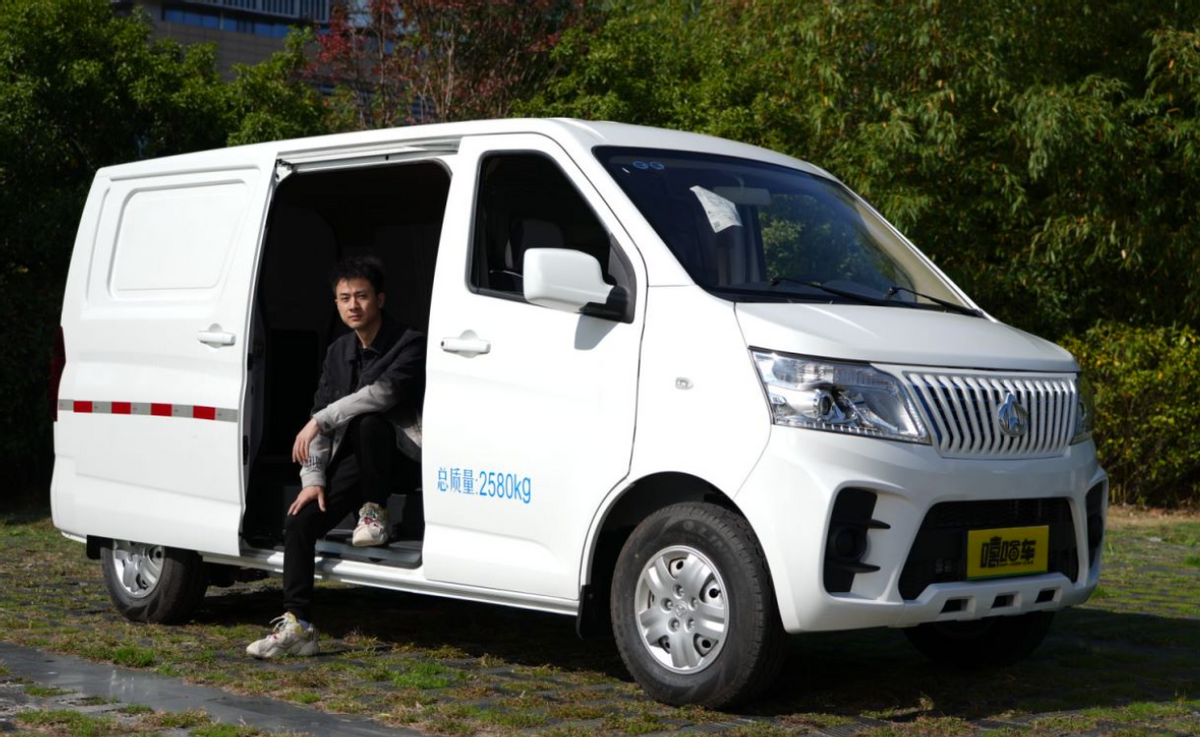 功能丰富值得选择,长安睿行em60参展上海国际快递物流产业博览会