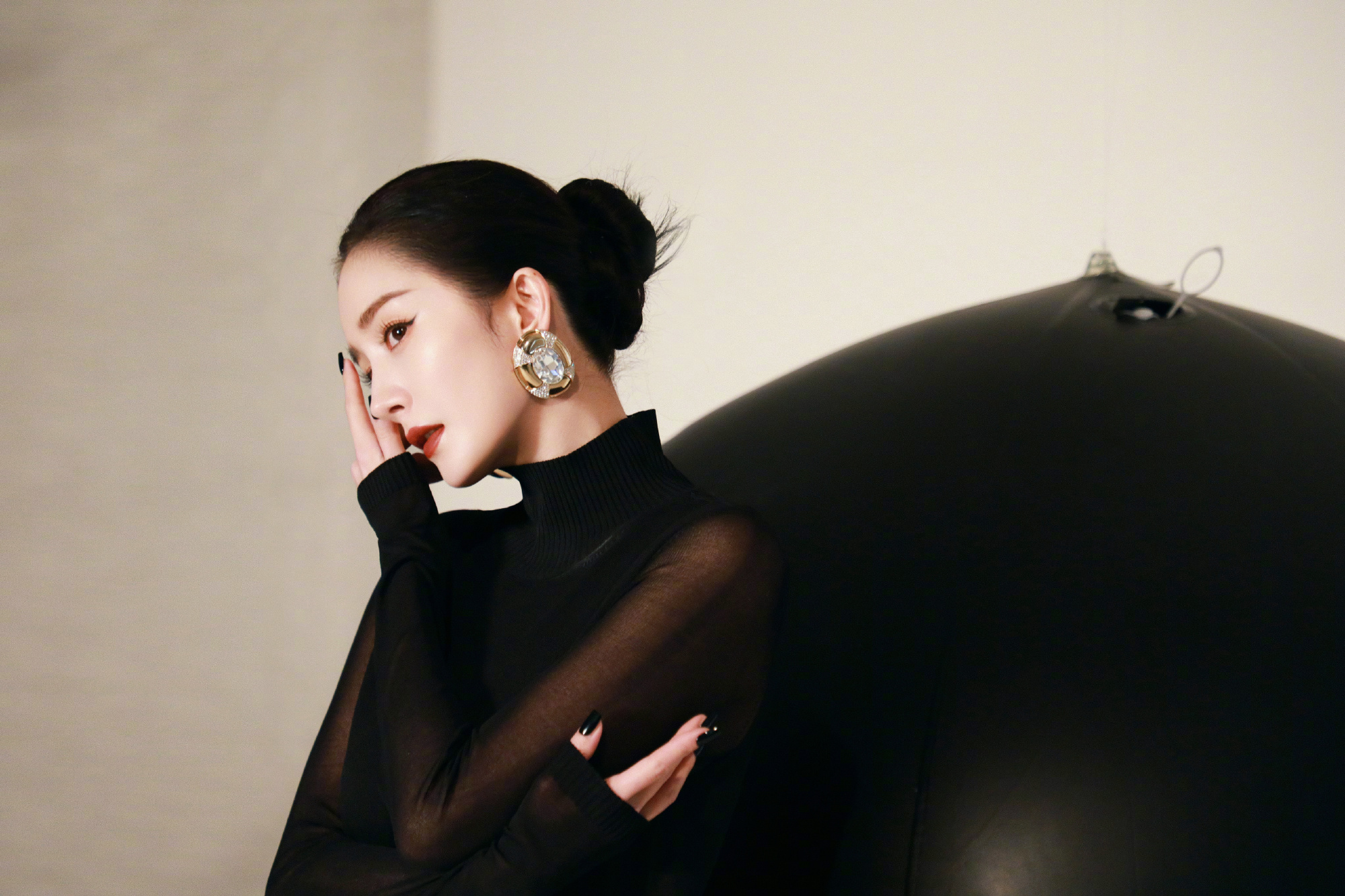 杨幂登《ok精彩》周年刊,穿鱼鳞袜大秀美腿,复古摩登