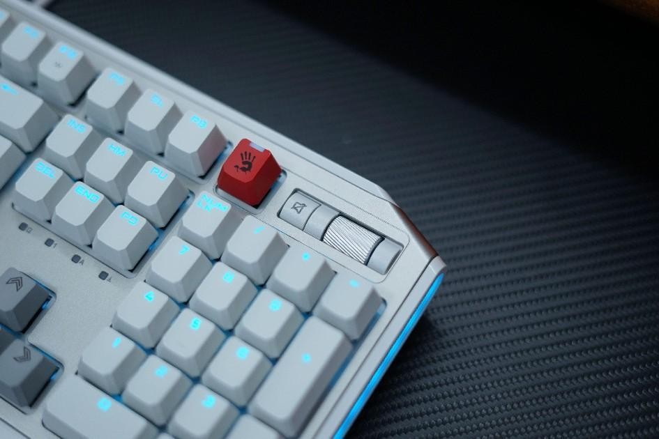 双飞燕血手幽灵b980机械键盘体验:快准稳!