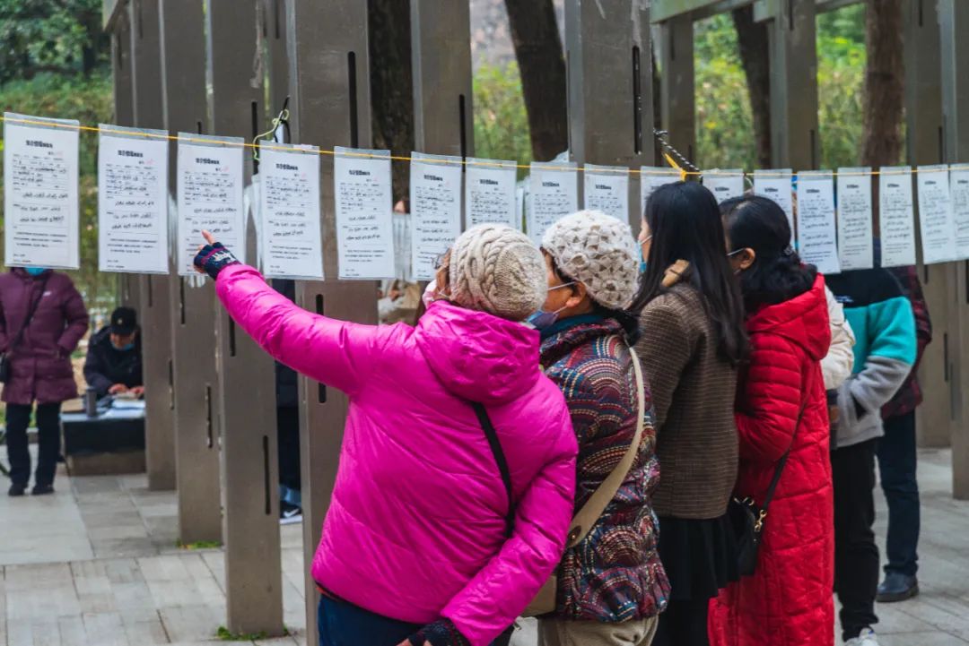 探访武汉这一知名相亲角 00后都开始相亲了