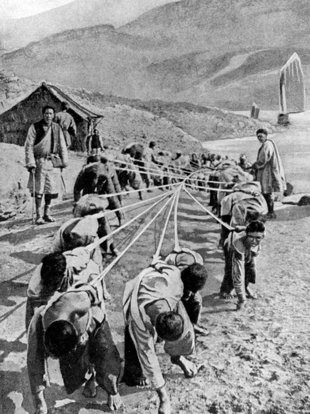 封建社会中期的农民革命战争,在重点反对财产不平均和法律不平等