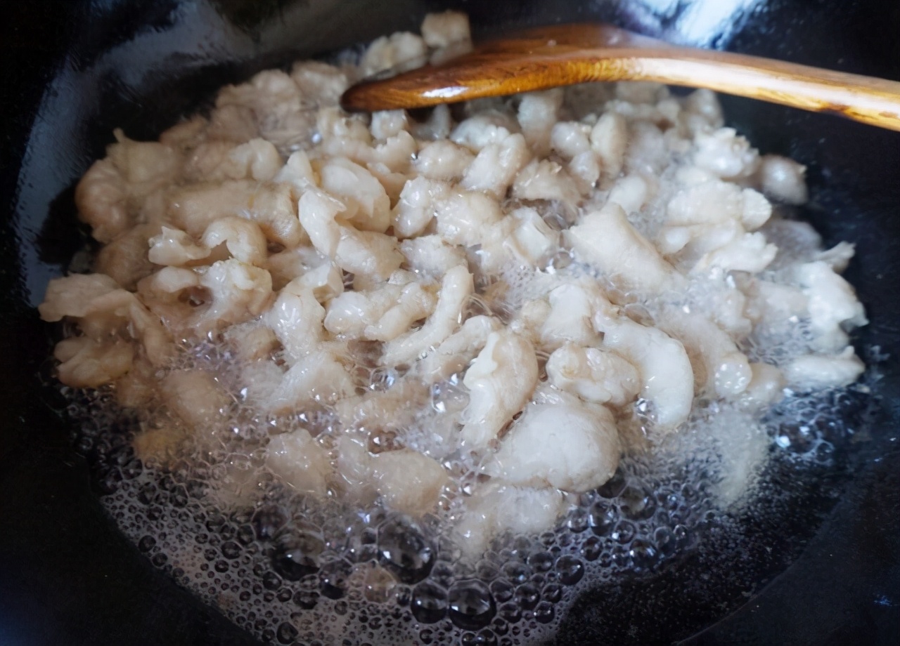 炸猪油有窍门,这样炸出的猪油香浓白净无腥味,经久耐放