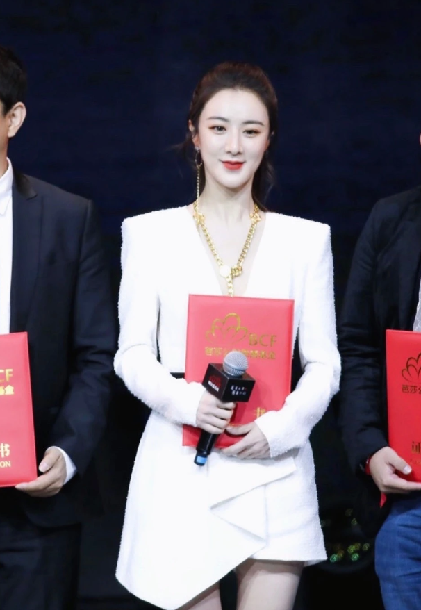 薇娅不愧是"带货女王",穿束腰裙秀长腿,走在潮流的前沿