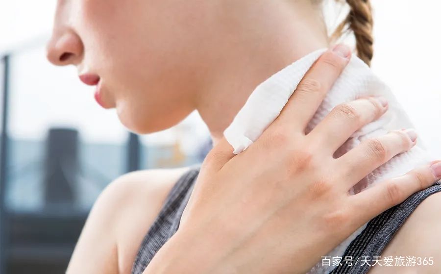 为什么涂完身体乳手会出汗(为什么涂完身体乳手会出汗呢)