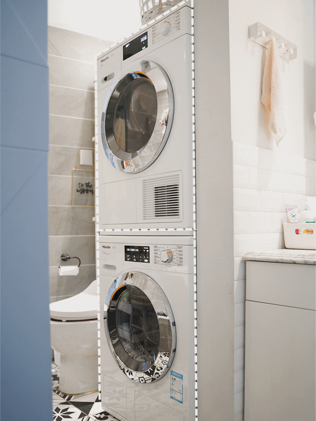 洗澡前,脱下的脏衣服直接丢进洗衣机即可,甚至可以边洗澡边清洗,更