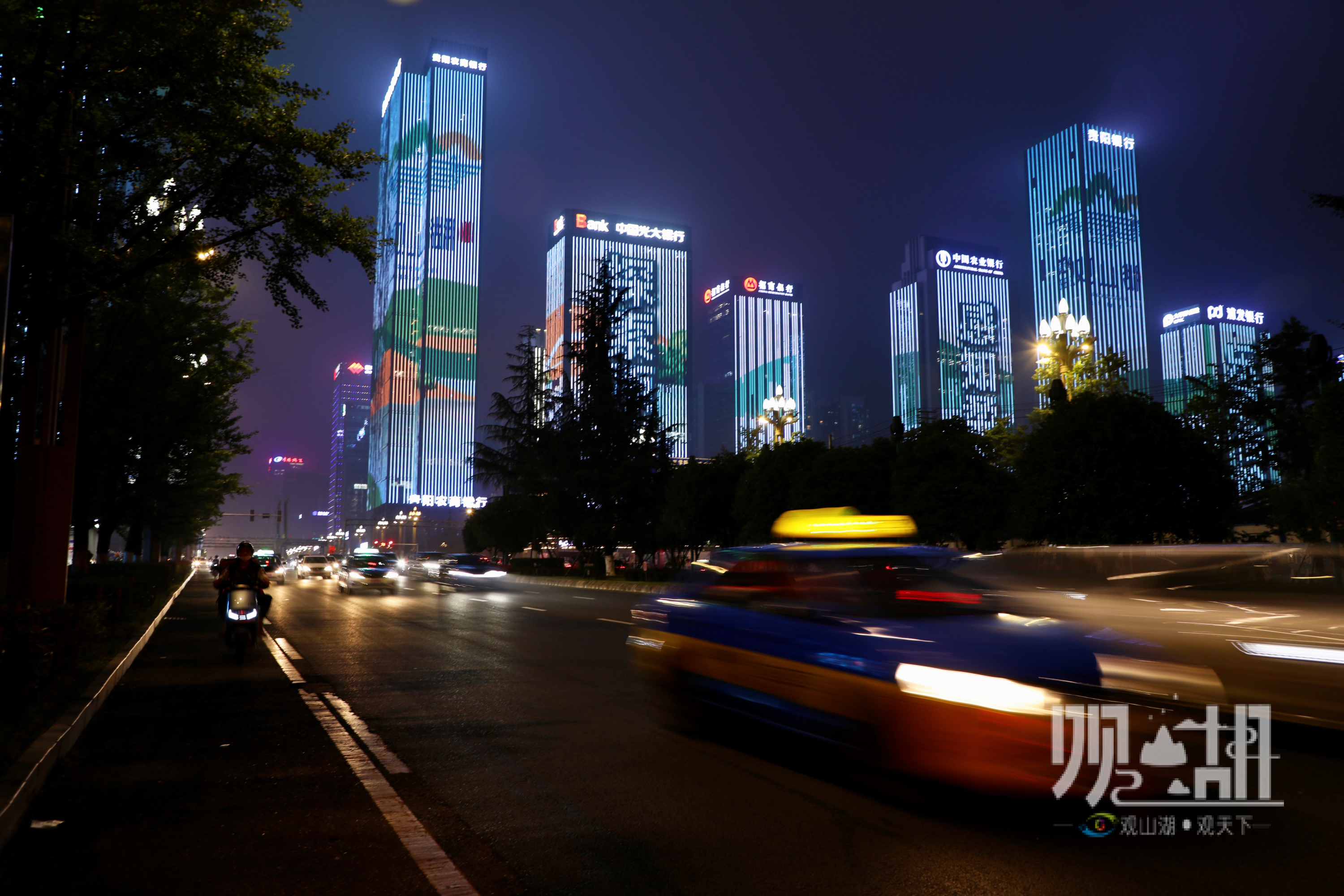 "观山湖区生态季"主题灯光秀璀璨上演 点亮夜空