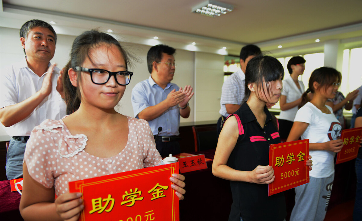 贫困生花2500元买书包,被学校取消助学金资格,穷人不配高消费?