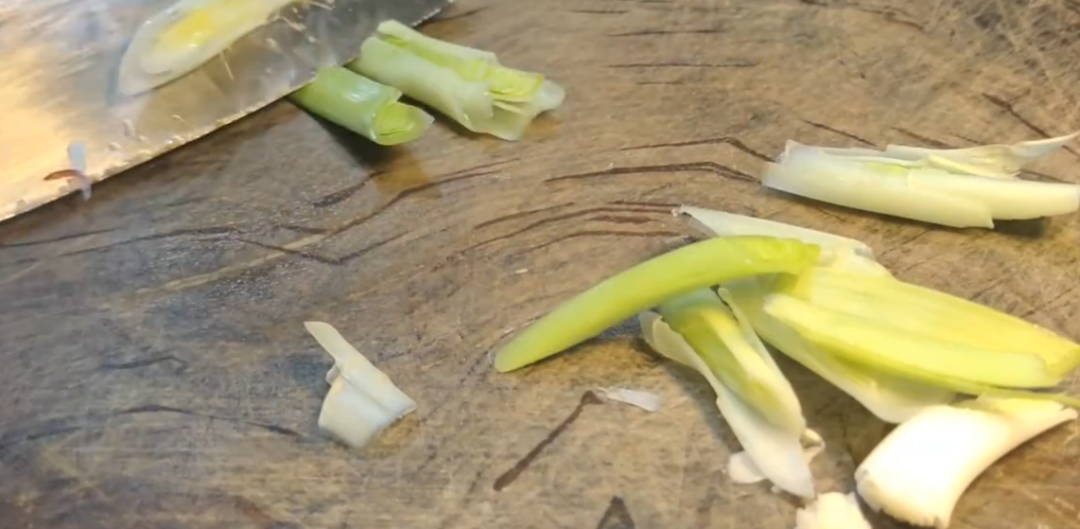 准备两根蒜苗拍扁切成段备用