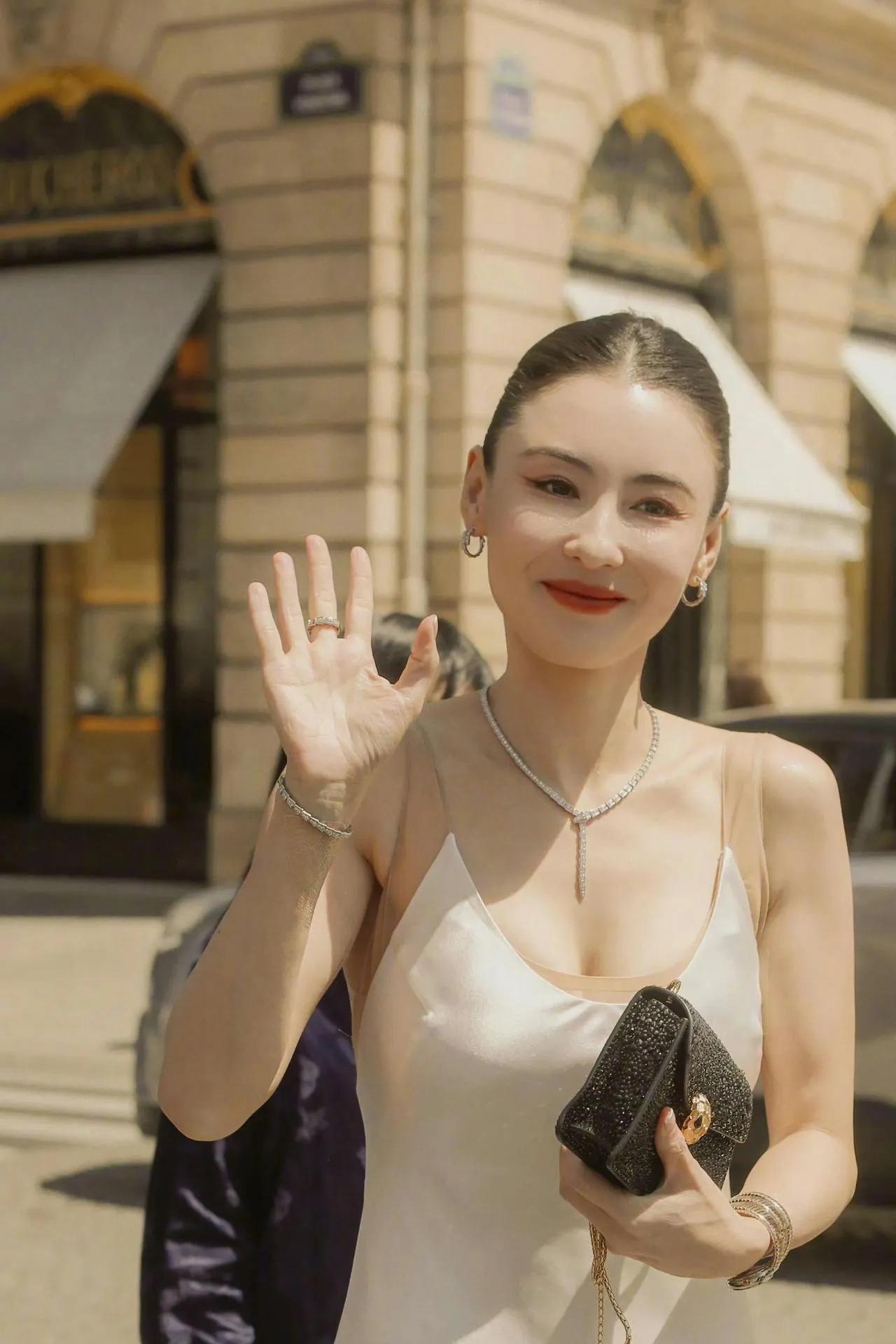 当张柏芝换上低胸礼服,那简直太美了,让人挪不开眼睛