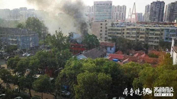 突发!济南经四路牛阵烧烤突发大火,消防员正奋力扑救