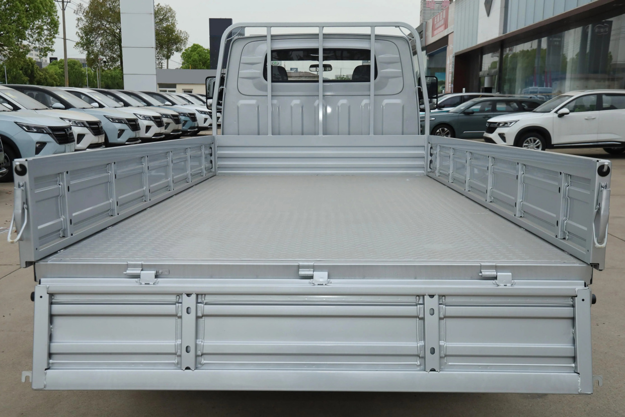 五菱龙卡,3.8米超长货箱,装货,卸货便捷,配2.0l,售价6.58万