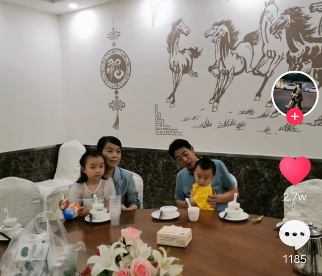 天伦之乐!奇奇悦悦陪在爷爷奶奶身边,许敏夫妇一人抱着一个孩子