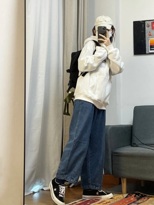 白色卫衣搭什么裤子最好