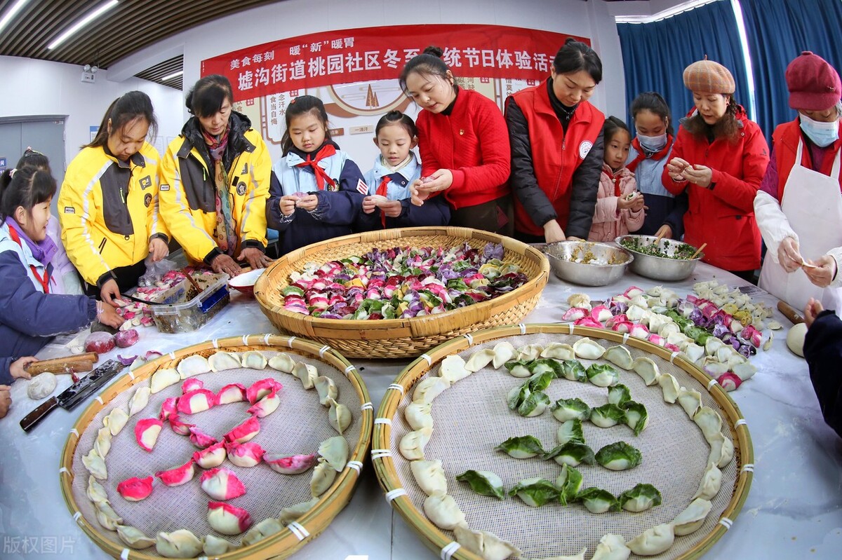 江苏连云港市的冬至时节,市民们纷纷参与到包饺子的民俗活动中,迎接