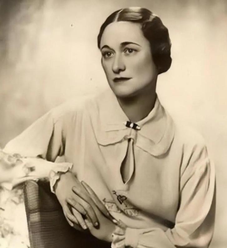 墨索里尼的情人:身体被吊起来,民众向其吐口水,用脚去踹脸部