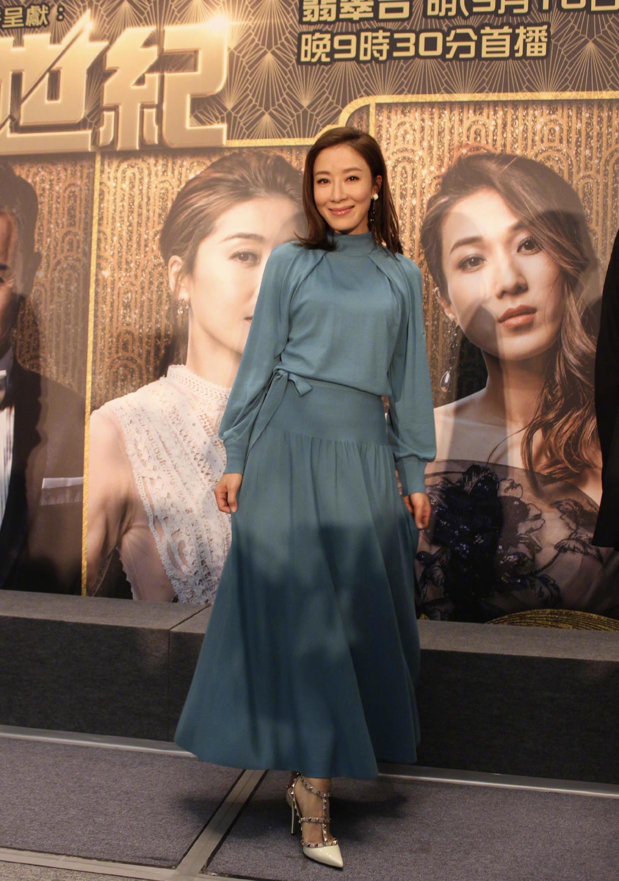 杨怡气质惊艳,穿一袭黑白色结合的刺绣礼服裙亮相,很有豪门范