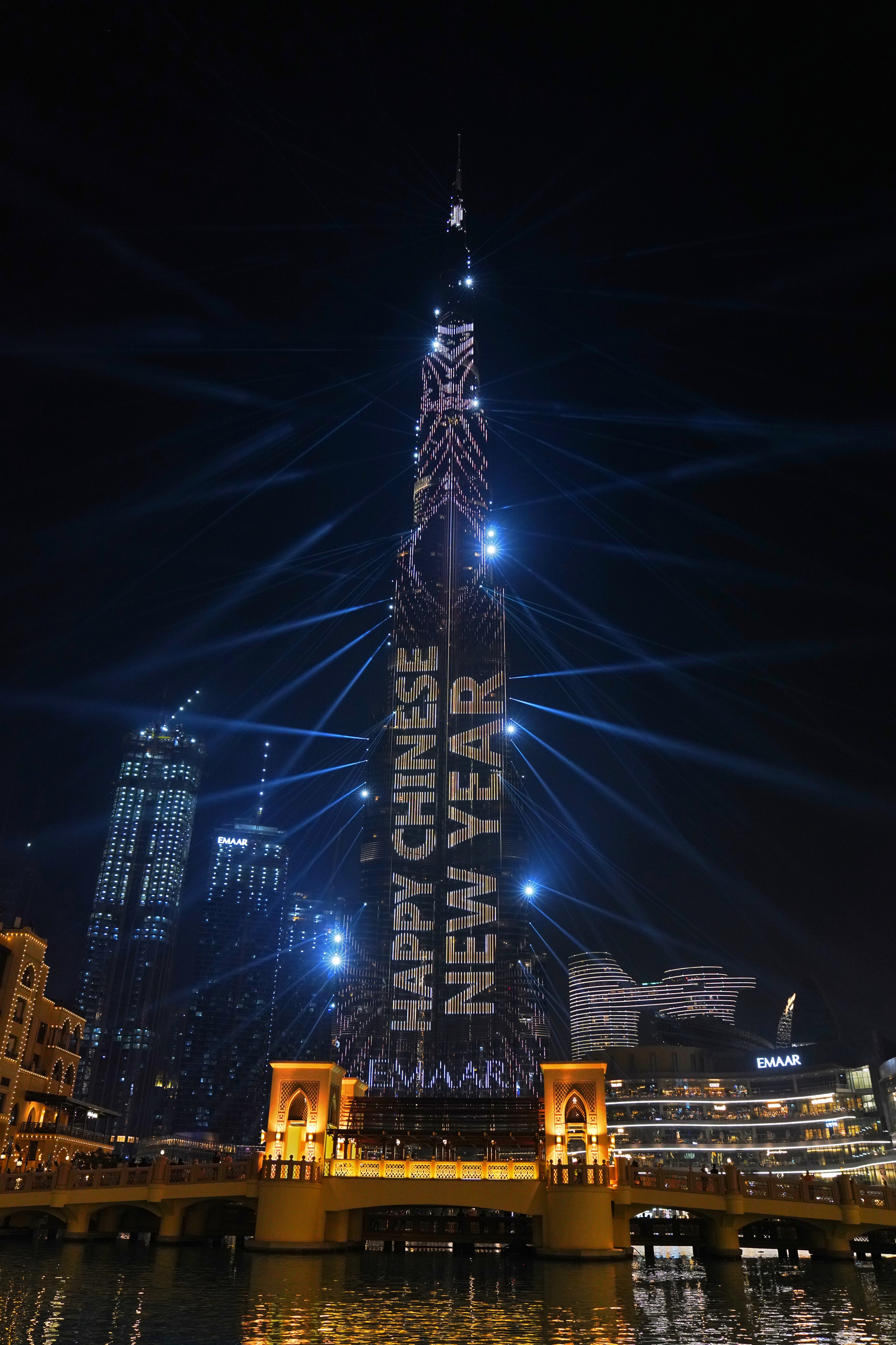 世界第一高楼哈利法塔举行春节灯光秀