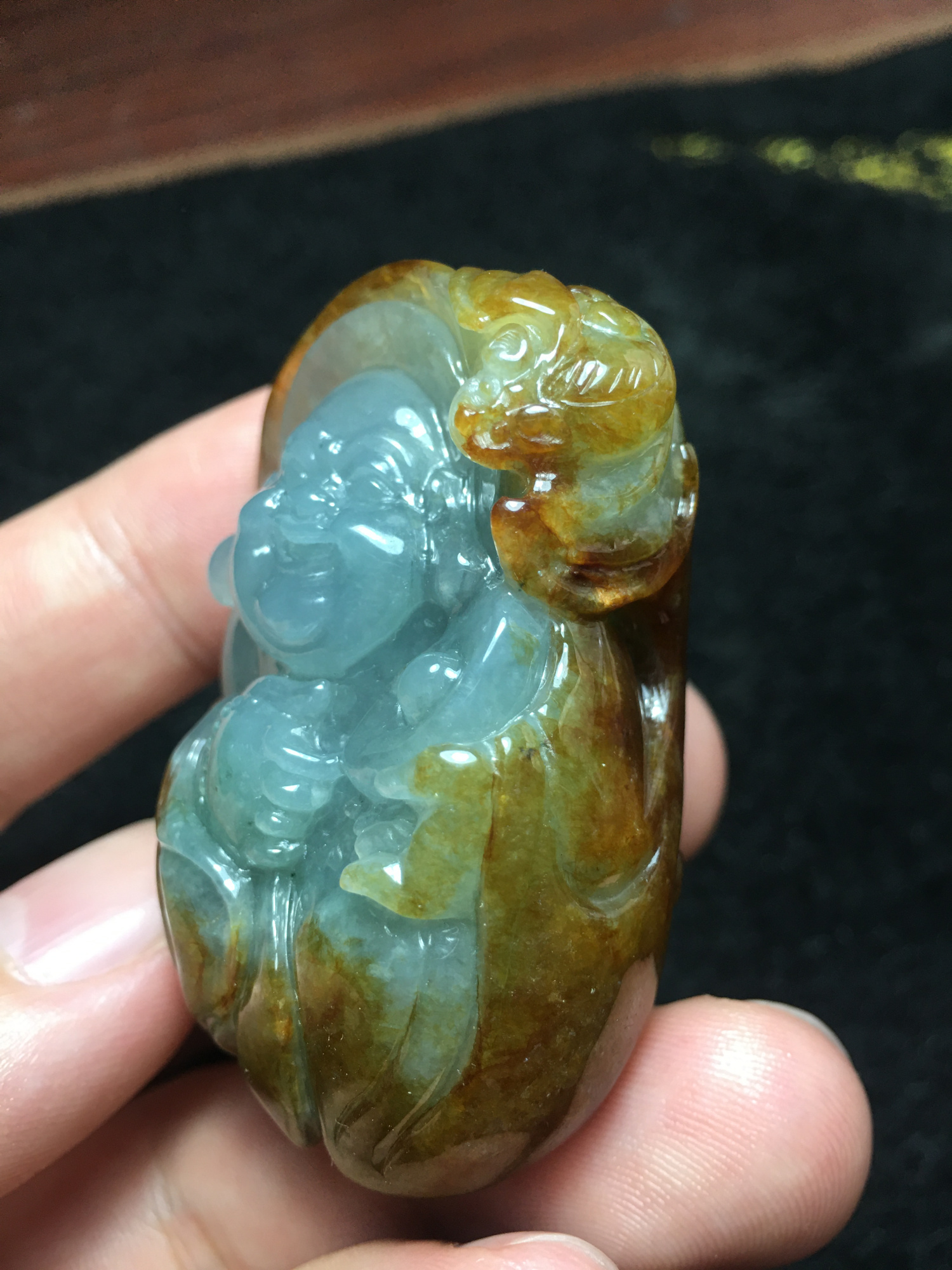黄雾层很薄,表面很多细纹的大马坎翡翠雕刻布袋佛,成品惊喜