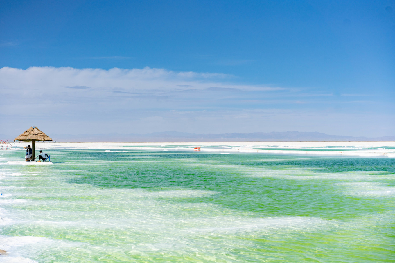 察尔汗盐湖位于格尔木,比大柴旦翡翠湖大很多