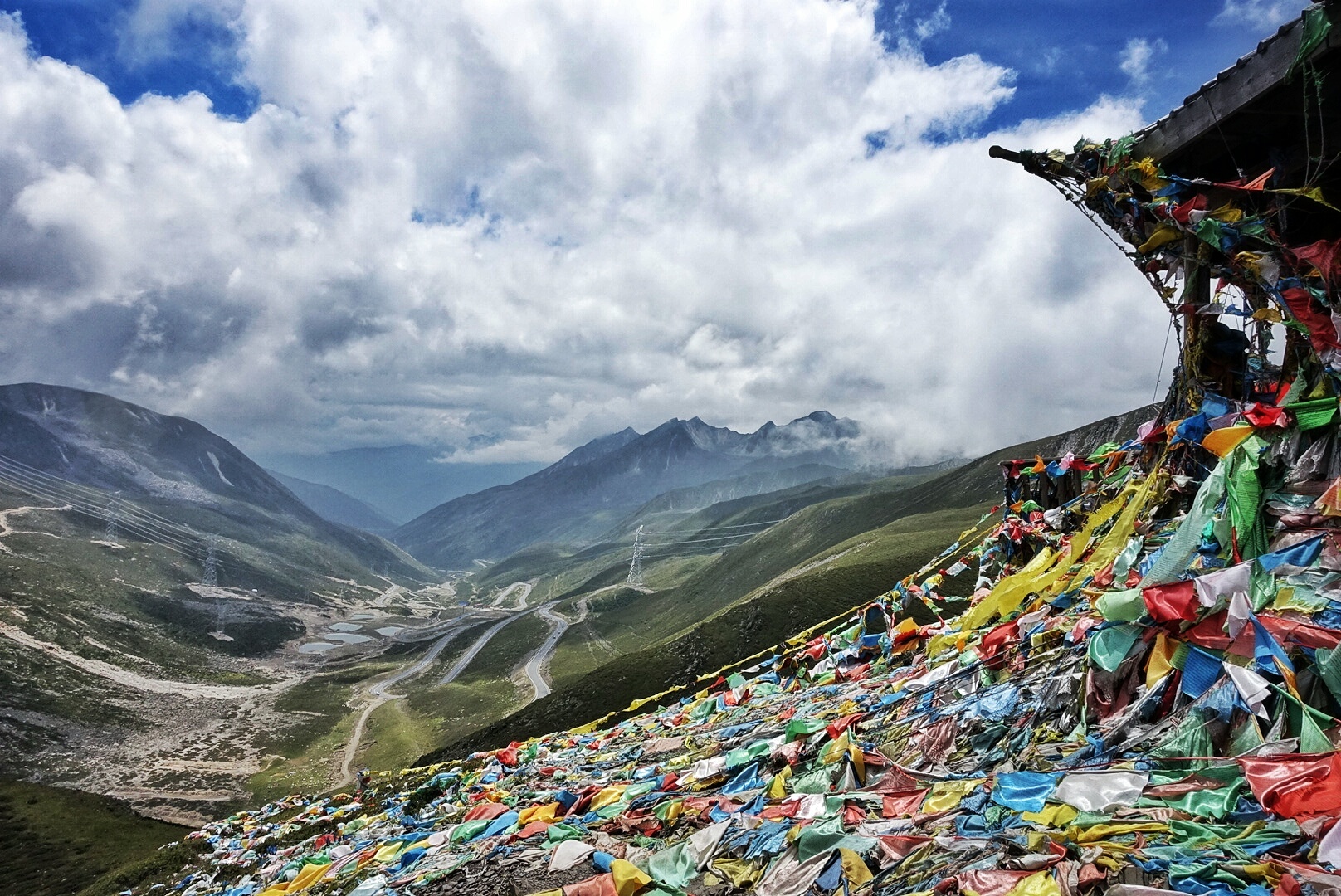 川藏线堆积大量避孕套和卫生巾,这是在干嘛?