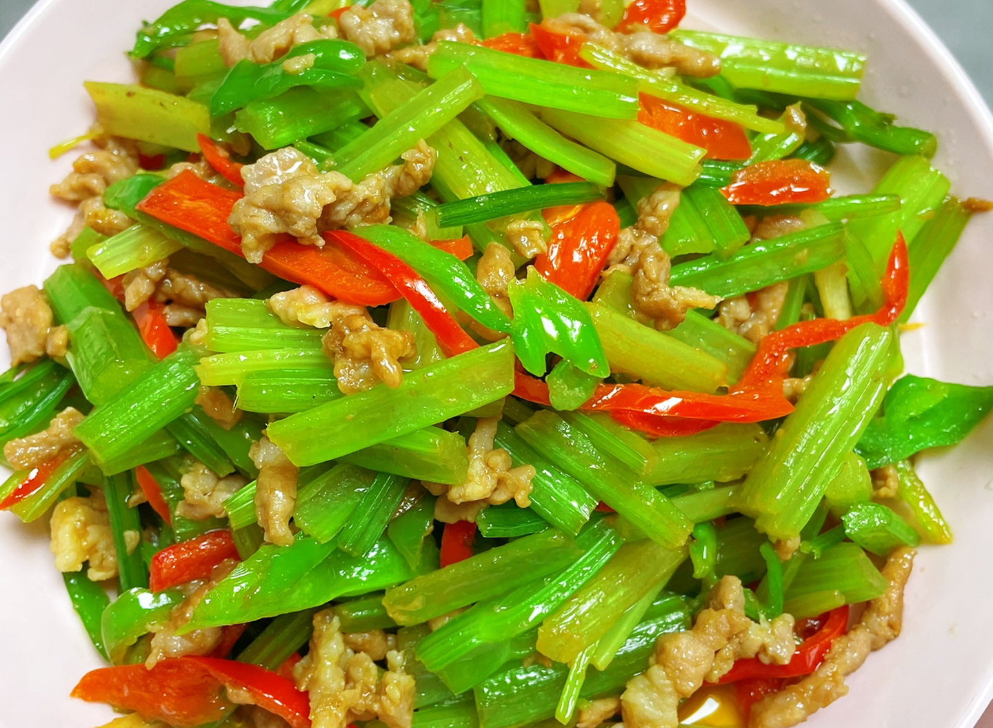 推荐5道西芹的家常做法,清脆爽口,鲜香美味,开胃解馋又下饭