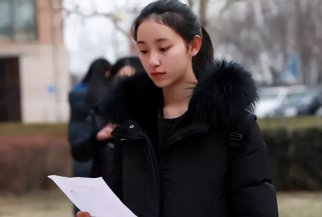 中国传媒大学艺考校花火了,身材高挑颜值出众,被称是下一个冯琳