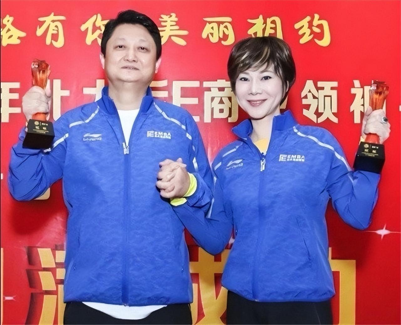 19年施之皓前妻曹燕华低调二婚,嫁1.93米帅气老公,年近60像40岁