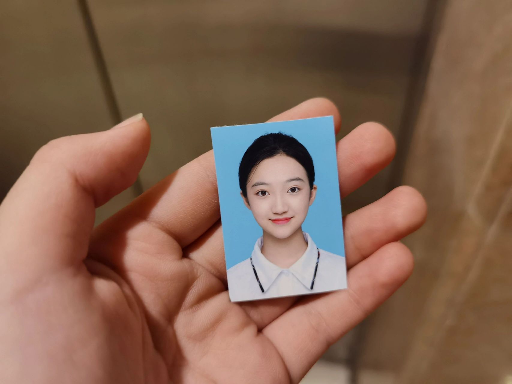 拿到证件照一瞬间惊了一下 第一张是周迅!第二张是晓彤!