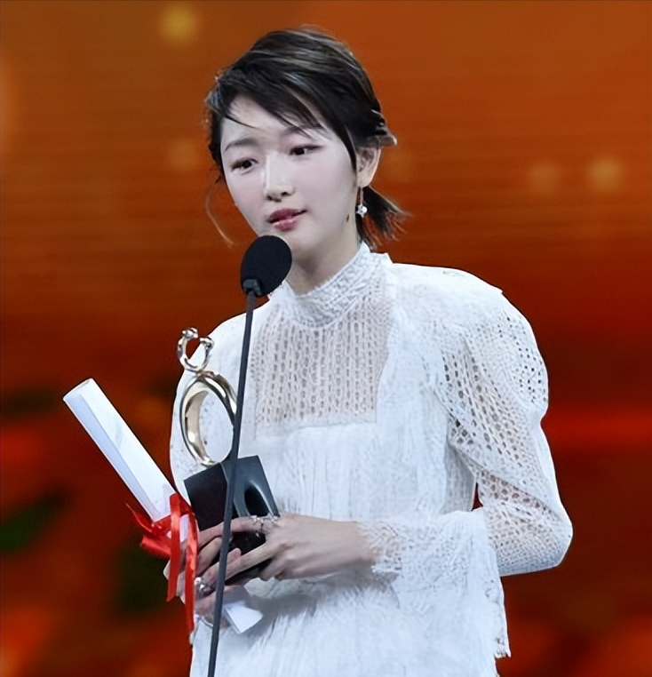 人前清纯无害小白兔,人后私生活糜烂,三金影后周冬雨真不简单!